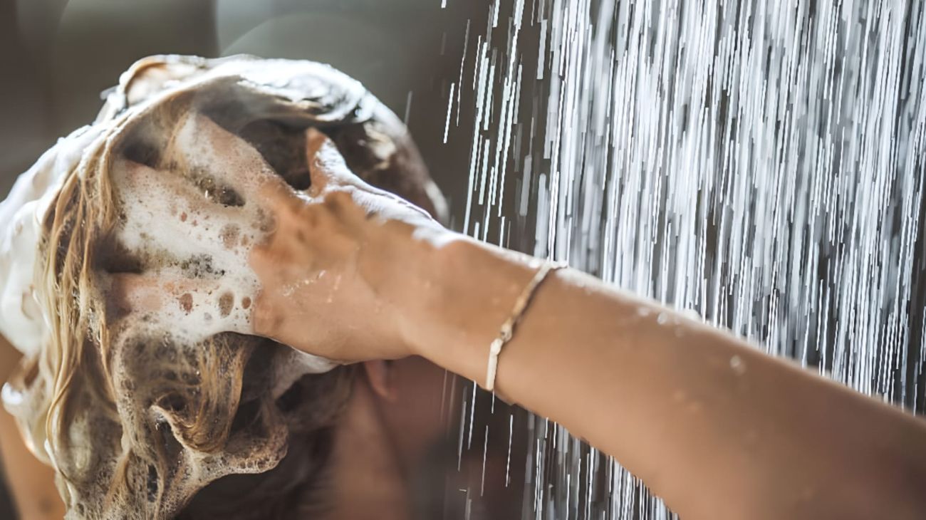 Capelli, perché non vanno avvolti nell'asciugamano dopo averli lavati